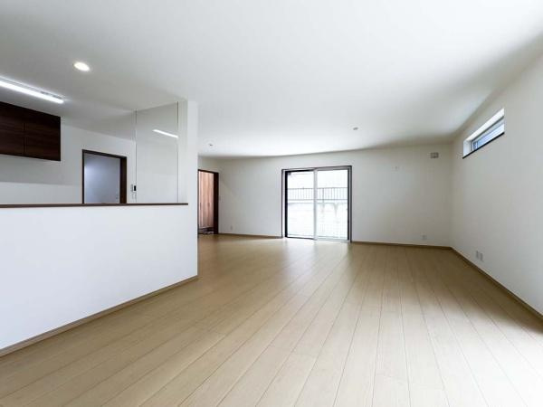 横須賀市平作２丁目の新築一戸建の居間・リビング|家族みんなが爽やかに健やかに過ごせるように、溢れる光をたっぷり取り込んだリビングダイニング。集いの場、憩いの場としての快適性を求めたやすらぎの空間です。