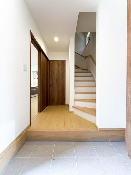 横須賀市平作２丁目の新築一戸建の玄関|気品あるデザイン性を持つ玄関は、住む方の満足感を満たすクオリティ。帰宅するご家族や、訪れる方を気持ちよく迎える・安らぎに満ちた生活空間を予感させてくれます。