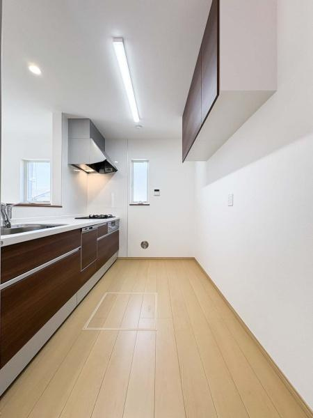 横須賀市平作２丁目の新築一戸建のキッチン|ご家族みんなで調理ができる位のスペースを実現したキッチン空間となっております。みんなで作った料理を召し上がりながらの会話は至福のひとときになるはずです。
