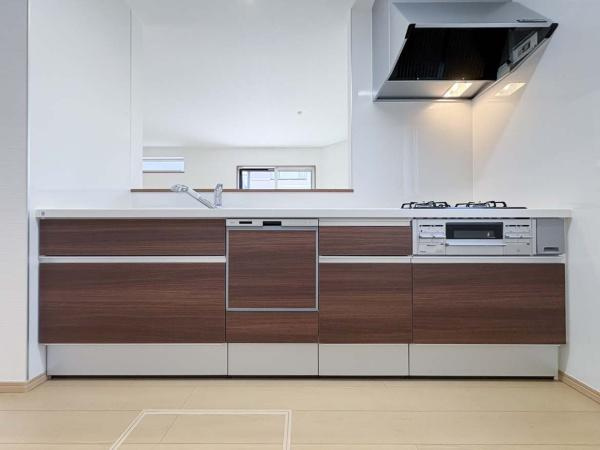 横須賀市平作２丁目の新築一戸建のキッチン|毎日使うキッチンだからこそ、食事の準備を楽しい時間に、忙しい時でもスムーズに無駄なく作業できる、お手入れも簡単にできるなど、毎日を楽しくするキッチンスペースに仕上げました。
