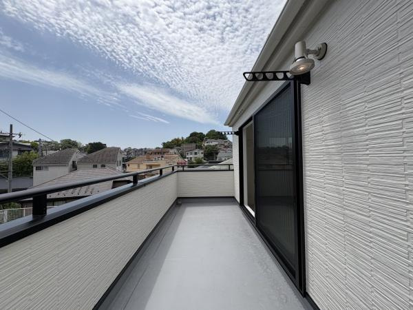 横浜市戸塚区平戸１丁目の中古一戸建のバルコニー|気持ちのいい空が見渡せる広いバルコニー。爽やかな風を感じて、心躍る素敵な暮らしがはじまります！明るく暖かな陽射しが差し込みます。
