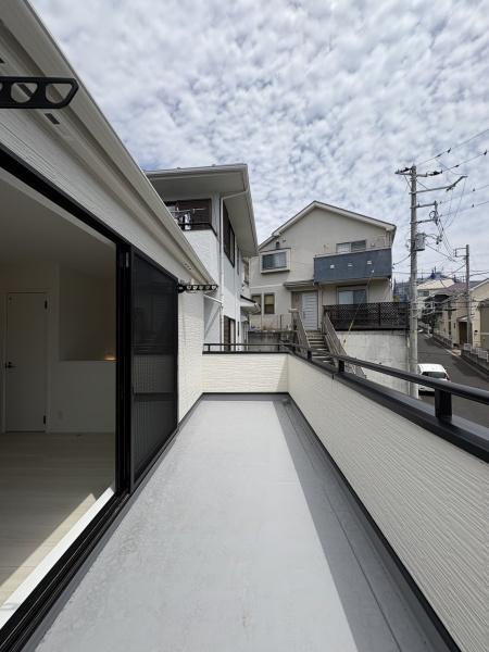 横浜市戸塚区平戸１丁目の中古一戸建のバルコニー|プライベート性が確保されたバルコニー。ワイドな空間にたっぷりの陽光が降り注ぎます。