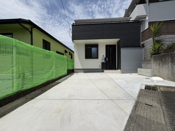 横浜市戸塚区平戸１丁目の中古一戸建の駐車場|２台駐車可能なダブルカースペース！自転車やバイクを置くスペースもあります！