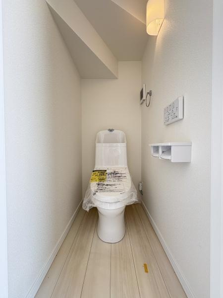 横浜市戸塚区平戸１丁目の中古一戸建のトイレ|今や日本のトイレの常識となった洗浄機能付きトイレ。もちろん最新型の温水洗浄便座が完備されています。
