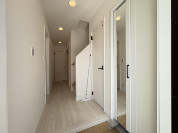 横浜市戸塚区平戸１丁目の中古一戸建の玄関|住まう人も来客も入った時にワクワクさせてくれるオシャレな玄関。気持ちの良い朝は、毎日ここからスタートしていきます。
