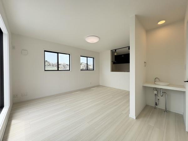 横浜市戸塚区平戸１丁目の中古一戸建の居間・リビング|多くの光りを取りこむＬＤＫは、明るい日差しでスタイリシュなＬＤＫに…家族が集まるリビングだからより使いやすく美しく。