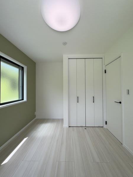 横浜市戸塚区平戸１丁目の中古一戸建の子供部屋|勉強机、ベットを置いても、広い空間の洋室！お子様の学習しやすい環境が整えられそうですね。