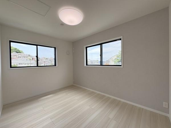 横浜市戸塚区平戸１丁目の中古一戸建の洋室|落ち着きのある色合いの洋室は、一日の疲れを癒す空間に。