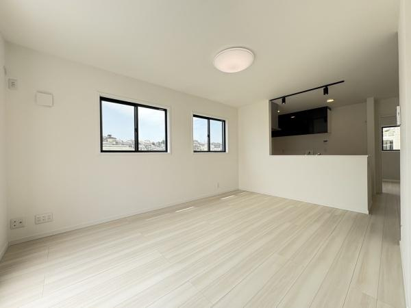 横浜市戸塚区平戸１丁目の中古一戸建の居間・リビング|ここにはみんなが集り、楽しい毎日を過ごす。夢中になりすぎて、ついつい時を忘れてしまう。そんな幸せを感じさせてくれる場所にしたいですね。