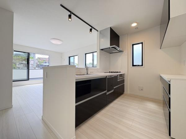 横浜市戸塚区平戸１丁目の中古一戸建のキッチン|ご家族みんなで調理ができる位のスペースを実現したキッチン空間となっております。みんなで作った料理を召し上がりながらの会話は至福のひとときになるはずです。