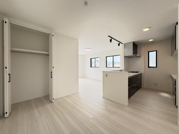 横浜市戸塚区平戸１丁目の中古一戸建の居間・リビング|上質な暮らしを感じさせてくれます。毎日の暮らしの中で表情を変える場所です。