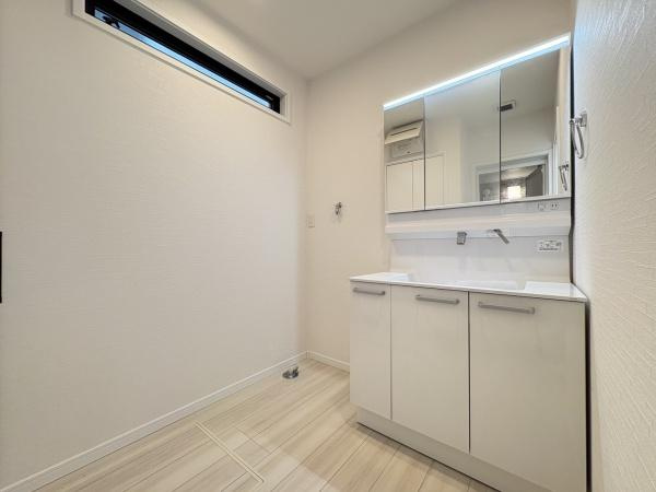 横浜市戸塚区平戸１丁目の中古一戸建の独立洗面台|ご家族の1日が始まり、1日が終わりを締めくくる洗面空間。快適に過ごせることはもちろん、気品や優雅さを兼ね備えたパウダールームです。