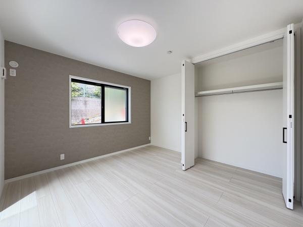 横浜市戸塚区平戸１丁目の中古一戸建の寝室|行く時間をゆったりと感じることができる落ちついたプライベートルーム。リビングで楽しく過ごした後はゆっくりくつ過ぎろぐ時間を満喫できます。