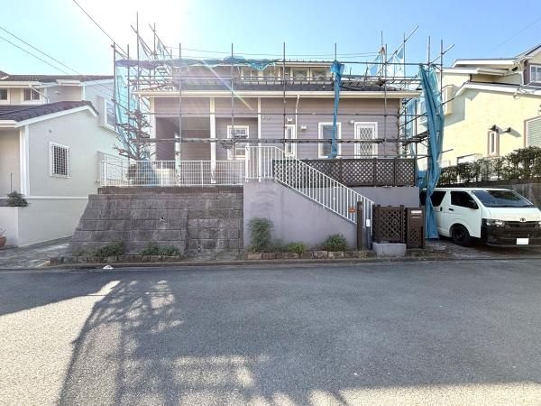 横浜市青葉区美しが丘西２丁目の中古一戸建の前面道路含む現地写真