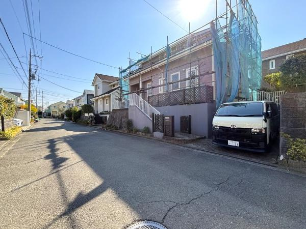 横浜市青葉区美しが丘西２丁目の中古一戸建の前面道路含む現地写真