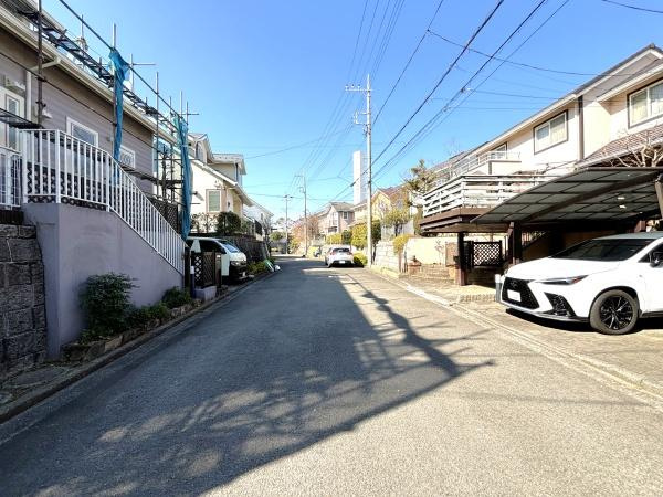 横浜市青葉区美しが丘西２丁目の中古一戸建の前面道路含む現地写真
