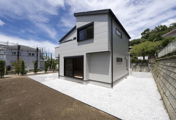 横浜市栄区庄戸１丁目の新築一戸建の前面道路含む現地写真