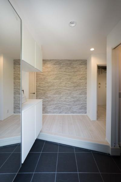 横浜市南区永田東２丁目の新築一戸建の玄関|気品あるデザイン性を持つ玄関は、住む方の満足感を満たすクオリティ。帰宅するご家族や、訪れる方を気持ちよく迎える・安らぎに満ちた生活空間を予感させてくれます。