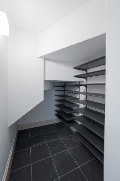 横浜市南区永田東２丁目の新築一戸建の収納|靴はもちろんの事、ベビーカーやゴルフバッグ、スノーボード、釣り竿などが収納できるシューズクローク。
