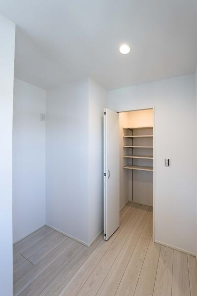 横浜市南区永田東２丁目の新築一戸建の収納|キッチンまわりには食品や日用品のストックができるパントリーを設置しました。非常食を備えたり、備蓄スペースとしても使えるのも心強いですね。