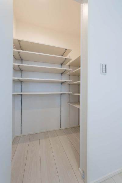 横浜市南区永田東２丁目の新築一戸建の収納|キッチン周辺には、日用品のストック場所にもできるパントリー収納がございます。