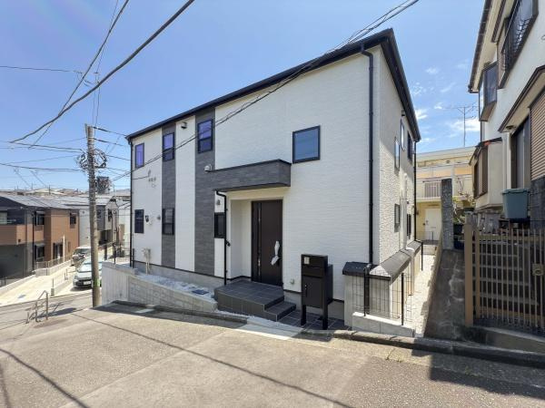 横浜市南区永田東２丁目の新築一戸建の前面道路含む現地写真