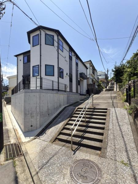 横浜市南区永田東２丁目の新築一戸建の前面道路含む現地写真