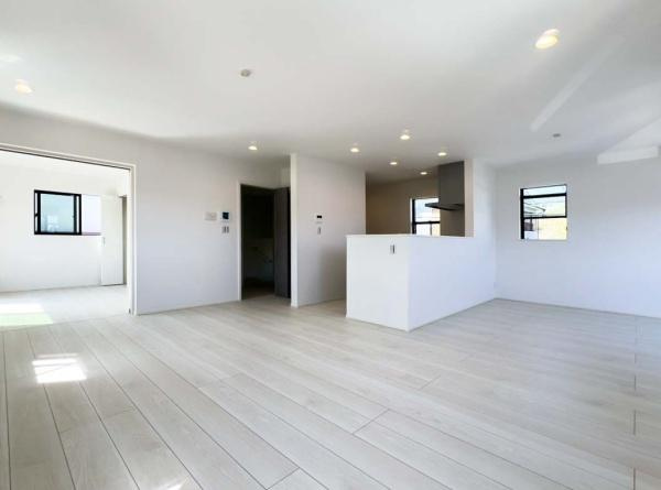 横浜市南区永田東２丁目の新築一戸建の居間・リビング