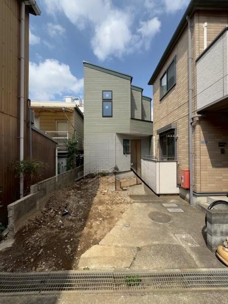 川崎市高津区坂戸３丁目の新築一戸建の前面道路含む現地写真|カースペースもございます。駐車場代がかからないのは戸建ての良いところですね。