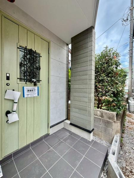 川崎市高津区坂戸３丁目の新築一戸建の玄関|気品あるデザイン性を持つ玄関は、住む方の満足感を満たすクオリティ。帰宅するご家族や、訪れる方を気持ちよく迎える・安らぎに満ちた生活空間を予感させてくれます。
