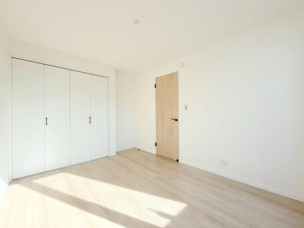 川崎市高津区坂戸３丁目の新築一戸建の洋室|大容量の収納のあるお部屋です。収納が多い家なので室内が広く使えそうですね。