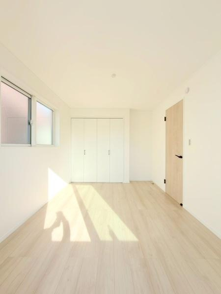 川崎市高津区坂戸３丁目の新築一戸建の洋室|日当たり良し、収納良しのお部屋です。気持ち良く過ごせそうです。