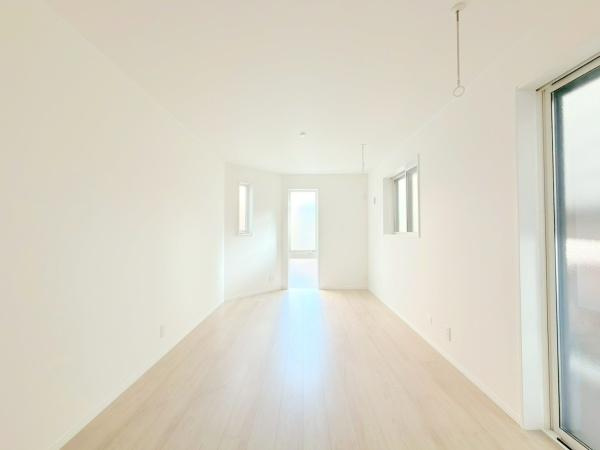 川崎市高津区坂戸３丁目の新築一戸建の居間・リビング|明るいリビングですね。詳細資料やご見学希望を随時予約受付中です。お問い合わせをお待ちしております。