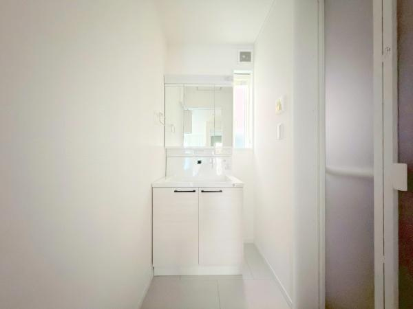 川崎市高津区坂戸３丁目の新築一戸建の独立洗面台|洗面室です。スペースはございますので棚など造作しても良いと思います。