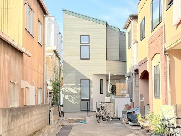 川崎市高津区坂戸３丁目の中古一戸建の外観|JR南武線『武蔵新城』駅まで平坦で徒歩13分の好立地。間もなく完成です。ピスタチオグリーンのデザイナーズ住宅です。
