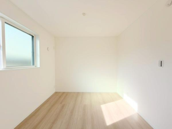 川崎市高津区坂戸３丁目の新築一戸建の洋室|日当たり良好の居室です。