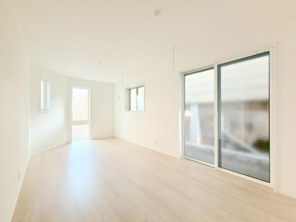 川崎市高津区坂戸３丁目の新築一戸建の居間・リビング|照明がなくても日中は明るいリビングです。