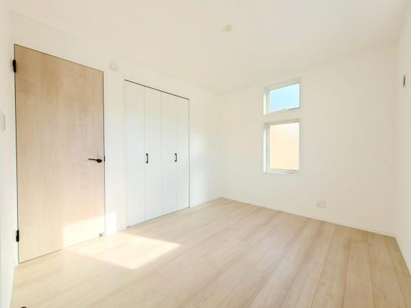 川崎市高津区坂戸３丁目の新築一戸建の洋室|明るく光が差し込む洋室です。寝室にしたら朝気持ち良く過ごせそうですね。