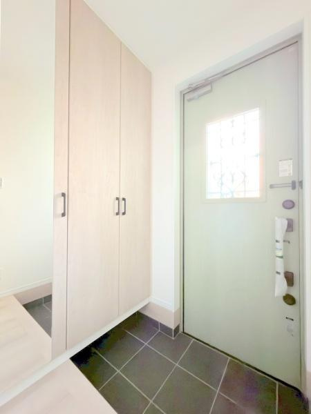 川崎市高津区坂戸３丁目の新築一戸建の玄関|玄関には大容量のシューズクローゼットがございます。