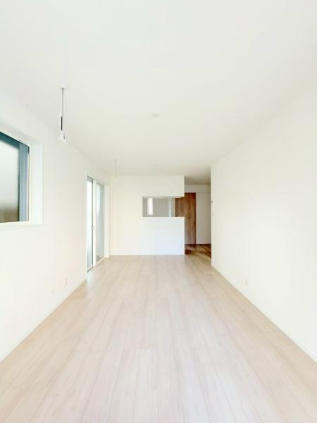 川崎市高津区坂戸３丁目の新築一戸建の居間・リビング|リビングで子供が走ってる姿を見ながら、大きなソファやダイニングテーブルでゆったり食事をしたりくつろぎたい。そんな夢が叶えられる空間です！