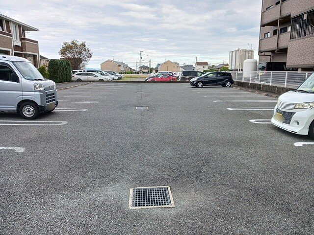 クレセントヴィラの駐車場