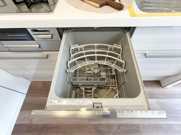 岡野パークハイツのキッチン|＜食洗機＞手洗いよりも時間の節約が出来るので子育てや家事で忙しい方の味方です。また高速洗浄と乾燥で殺菌効果が望め衛生的。手洗いよりも節水効果もありうれしいポイント詰まっています！