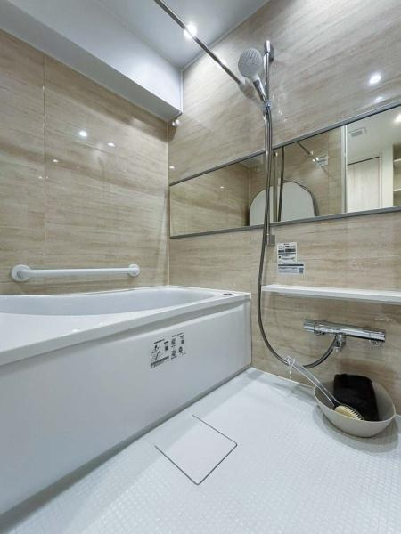 岡野パークハイツの浴室|上質が感じられるカラーリングで、清潔な空間美を実現。一日の疲れが癒される優雅なバスタイムを堪能できるゆとりあるバスルームです