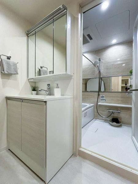 岡野パークハイツの独立洗面台|ご家族の1日が始まり、1日が終わりを締めくくる洗面空間。快適に過ごせることはもちろん、気品や優雅さを兼ね備えたパウダールームです。