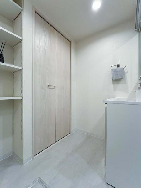 岡野パークハイツの収納|可動棚の収納スペースはバスタオルなども収納出来る広さです。