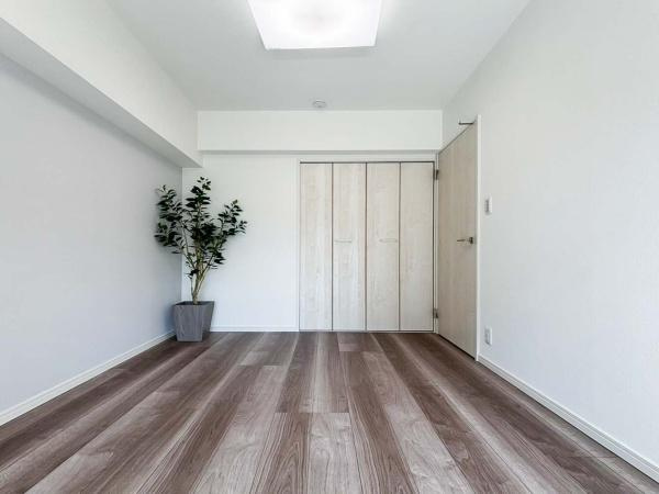 岡野パークハイツの寝室|行く時間をゆったりと感じることができる落ちついたプライベートルーム。リビングで楽しく過ごした後はゆっくりくつ過ぎろぐ時間を満喫できます。