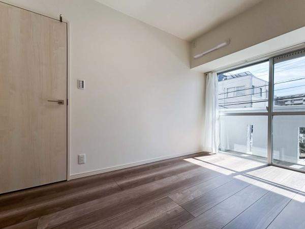 岡野パークハイツの洋室|全居室にはクローゼットを完備！普段使いのお洋服や小物はもちろん、季節物のお洋服などもしっかりと整理整頓おしまい頂けます。居室空間をより広く隅々までお使いいただけますね。