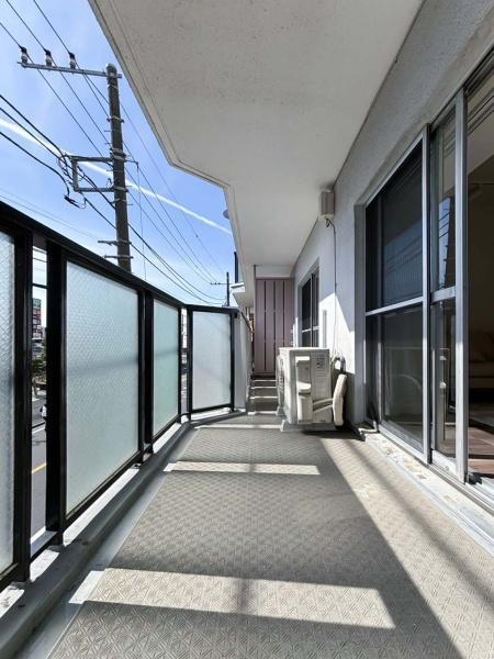 岡野パークハイツのバルコニー|青い空をつかめそうなほど、雄大な景色が広がるバルコニー。太陽の恵みを一気に受けた明るくあたたかいお住まい。吹きぬける風を感じながら爽やで風通しの良い暮らし。心に余裕をもたらす快適住宅。
