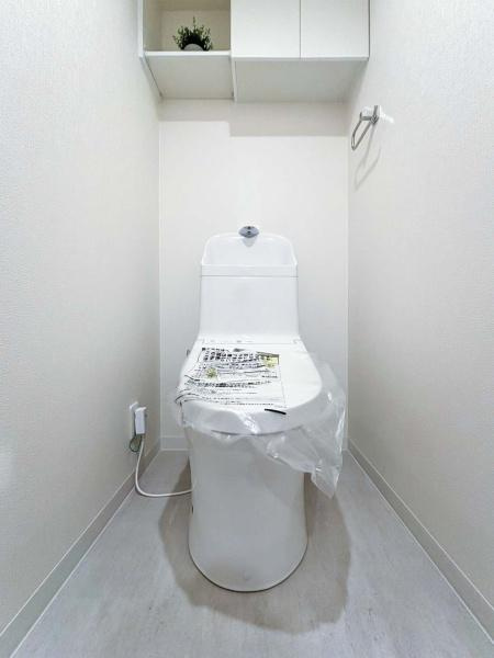 岡野パークハイツのトイレ|いつも綺麗に清潔に！ウォッシュレット付きトイレです。備え付けの収納棚も嬉しい!
