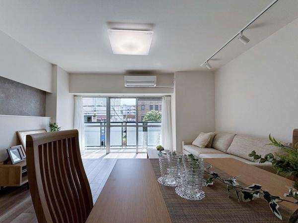 岡野パークハイツの居間・リビング|上質な暮らしを感じさせてくれます。毎日の暮らしの中で表情を変える場所ですが、いつもあたたかく家族を包み込んでくれる場所。